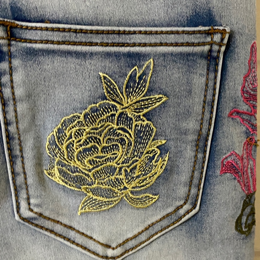 Oli & Hali Embroidered Floral Flare Jeans Size Small - Picture 11 of 13